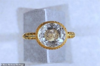 Nhẫn vàng đính pha lê 370 tuổi của bá tước Anh