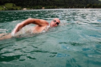 "Kình ngư" Italy phá kỷ lục bơi 20km ở hồ nước cao nhất thế giới