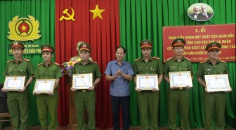 Công an huyện Châu Phú được khen thưởng trong công tác thu nhận hồ sơ cấp CCCD gắn chíp điện tử