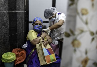 Tình cảnh như thời chiến vì khan hiếm oxy bên trong bệnh viện ở Ấn Độ