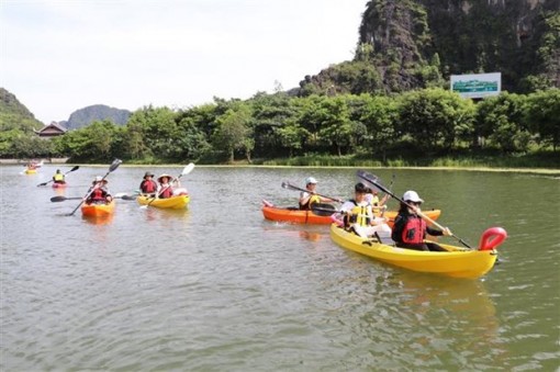 Tràng An đón du khách đi đôi với tăng cường phòng, chống dịch COVID-19