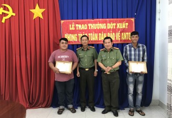 Giám đốc Công an tỉnh An Giang khen thưởng 2 quần chúng truy bắt trộm trên  tuyến Tỉnh lộ 943