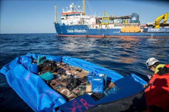 Giải cứu 450 người di cư trên biển