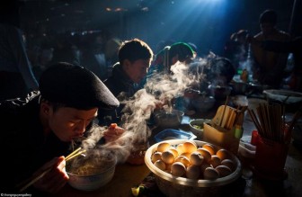 "Bữa sáng ở chợ phiên" của nhiếp ảnh gia Việt đạt giải quốc tế