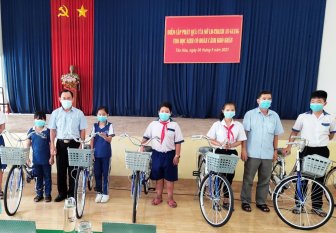 Sở Lao động - Thương binh và Xã hội An Giang trao quà học sinh nghèo và bàn giao nhà Tình nghĩa tại Phú Tân