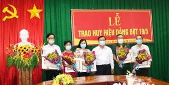 Huyện ủy Châu Thành trao huy hiệu Đảng cho 5 đảng viên cao tuổi Đảng đợt 19-5