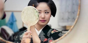 Sự duyên dáng của những geisha tập sự qua ống kính nhiếp ảnh gia Pháp