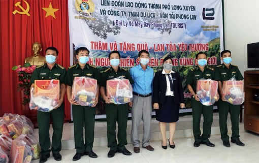 Liên đoàn Lao động TP. Long Xuyên và Công ty Phong Lan thăm, tặng quà các đồn biên phòng huyện An Phú