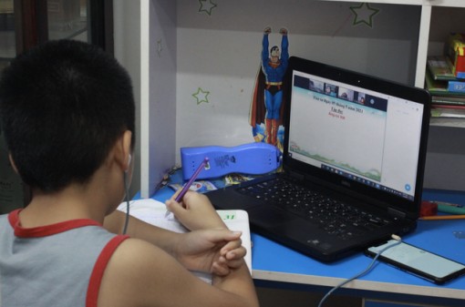 Phụ huynh thuê người học online cùng con
