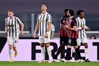 Ronaldo im tiếng, Juventus thua thảm Milan, 'out' luôn top 4