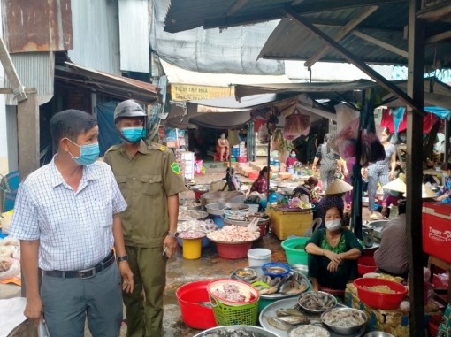 Công an toàn huyện Chợ Mới xử phạt 50 trường hợp không đeo khẩu trang nơi công cộng khi tham gia giao thông