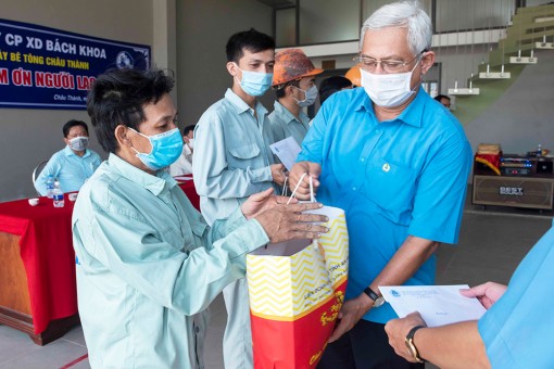 Chủ tịch Liên đoàn Lao động  tỉnh An Giang thăm, tặng quà công nhân làm việc ở công trường
