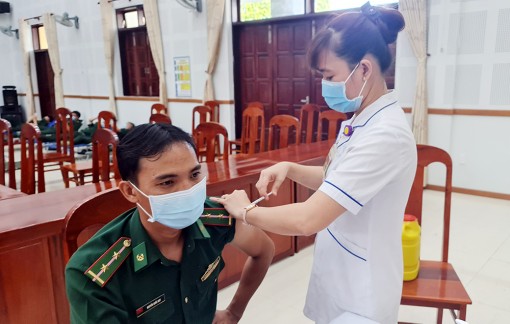 100 cán bộ, chiến sĩ Bộ đội Biên phòng An Giang tiêm vaccine phòng COVID-19 mũi 2
