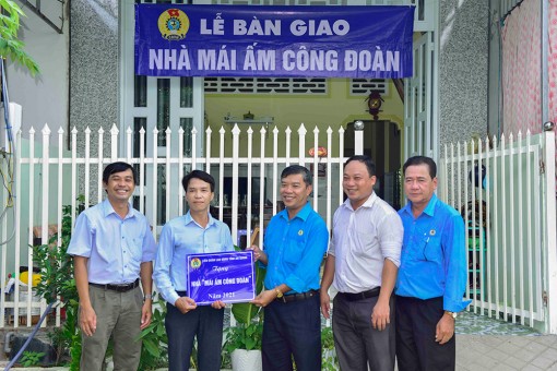 Liên đoàn Lao động tỉnh An Giang bàn giao nhà Mái ấm công đoàn cho đoàn viên khó khăn về nhà ở