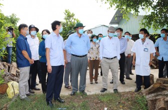 Chủ tịch UBND tỉnh An Giang Nguyễn Thanh Bình khảo sát địa điểm thành lập bệnh viện dã chiến tại huyện Châu Thành