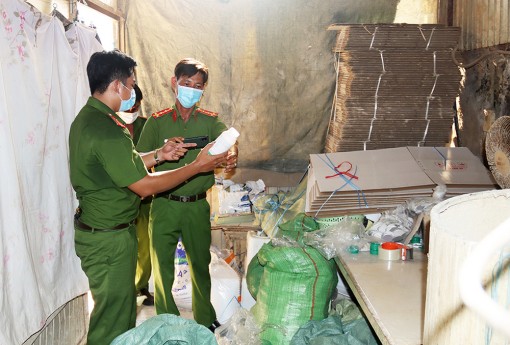 Bắt quả tang giám đốc công ty sản xuất thuốc bảo vệ thực vật dỏm