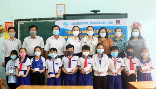 Hội Liên hiệp Phụ nữ huyện Châu Thành trao học bổng và thẻ bảo hiểm y tế cho học sinh hoàn cảnh khó khăn