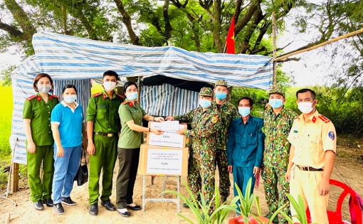 Thăm và tặng quà 12 chốt biên giới phòng, chống dịch Covid-19
