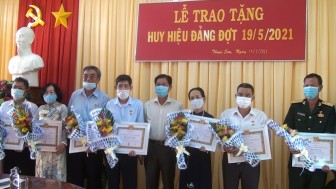 Thoại Sơn trao huy hiệu Đảng đợt 19-5-2021