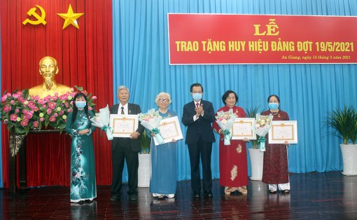 Ban Thường vụ Tỉnh ủy An Giang trao huy hiệu Đảng đợt 19-5-2021