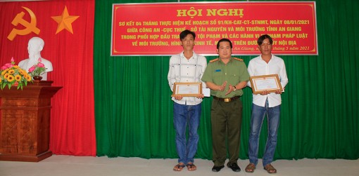 Công an tỉnh An Giang khen thưởng quần chúng cung cấp thông tin kịp thời