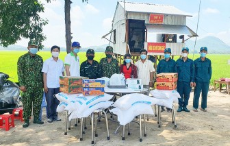 Thăm, tặng quà các chốt phòng, chống dịch bệnh COVID-19 tại huyện Tịnh Biên