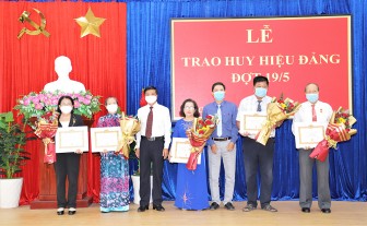 Thành ủy Châu Đốc trao huy hiệu Đảng đợt 19-5