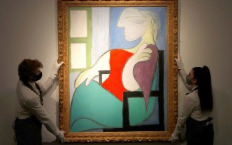 Bức họa “Người phụ nữ ngồi bên cửa sổ” của danh họa Picasso được bán với giá hơn 103 triệu USD