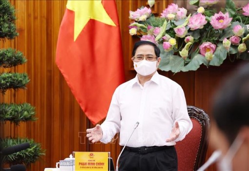 Thủ tướng: Mua vaccine phòng COVID-19 là trường hợp cấp bách, phải thực hiện ngay