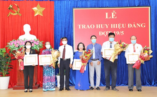 Thành ủy Châu Đốc trao huy hiệu Đảng đợt 19-5