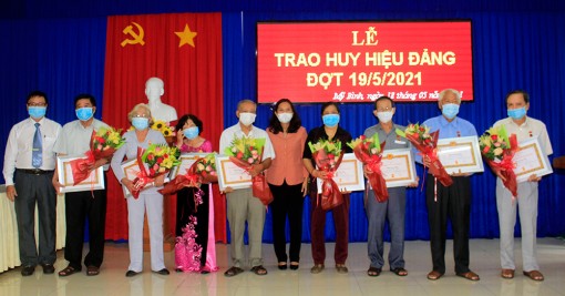 TP. Long Xuyên tổ chức đoàn trao huy hiệu Đảng đợt 19-5