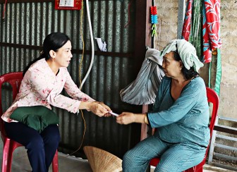 Lãnh đạo huyện Châu Thành thăm, hỗ trợ hộ dân bị tốc mái nhà