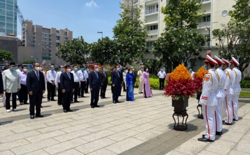 Chủ tịch nước Nguyễn Xuân Phúc dâng hương tưởng niệm Chủ tịch Hồ Chí Minh