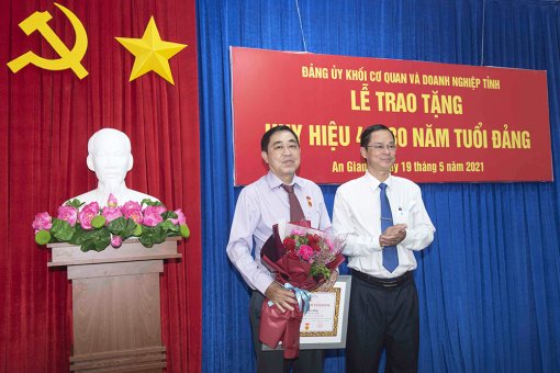 Các đơn vị, địa phương ở An Giang trao huy hiệu Đảng dịp 19- 5