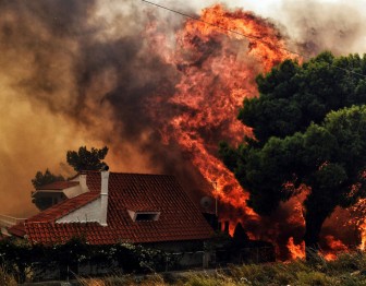 Cháy rừng lan rộng, sơ tán nhiều người dân tại Hy Lạp