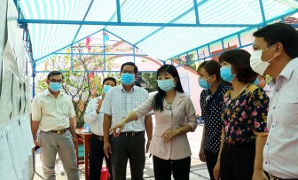 Trưởng ban Tuyên giáo Tỉnh ủy An Giang Trần Thị Thanh Hương kiểm tra công tác bầu cử tại huyện Phú Tân