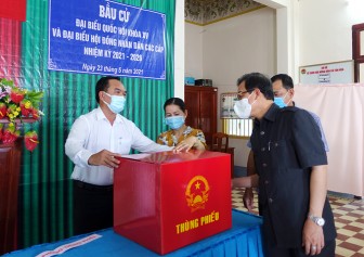 Bí thư Tỉnh ủy An Giang Lê Hồng Quang kiểm tra công tác bầu cử tại huyện Phú Tân