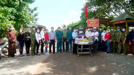 Thêm 156 phần quà cho các chốt biên giới Tri Tôn