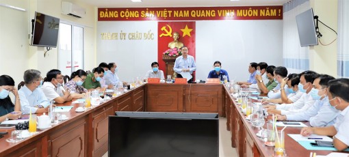 Phó Bí thư Thường trực Tỉnh ủy An Giang Lê Văn Nưng kiểm tra công tác chuẩn bị bầu cử ở TP. Châu Đốc