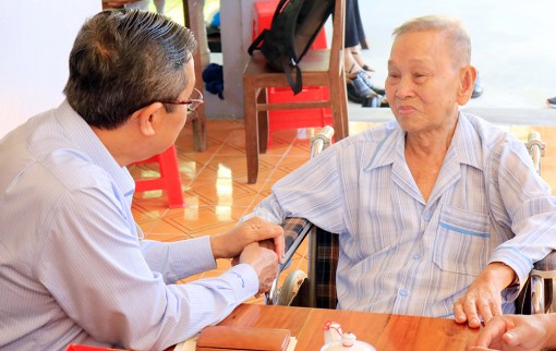 Lãnh đạo tỉnh An Giang thăm, tặng quà cán bộ lão thành cách mạng