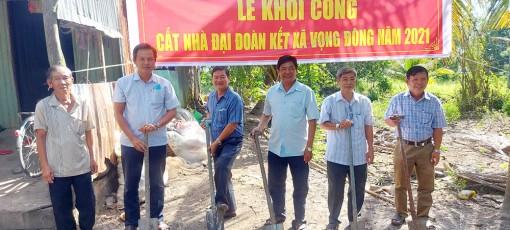 Khởi công cất nhà Đại đoàn kết cho hộ cận nghèo xã Vọng Đông