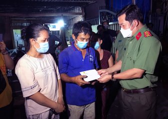Lãnh đạo Công an tỉnh An Giang, Công an TP. Long Xuyên thăm hỏi, động viên gia đình bị cháy nhà