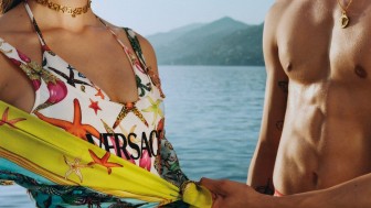 Versace gợi nhớ mùa hè tuyệt diệu trên bãi biển của nước Ý