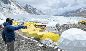 Dịch COVID-19 bùng phát mạnh trên đỉnh Everest, ít nhất 100 người mắc bệnh