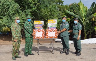 Đồn Biên phòng Cửa khẩu quốc tế Vĩnh Xương tặng thiết bị phòng, chống dịch cho Cảnh sát Bảo vệ biên giới Campuchia