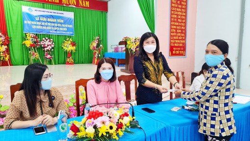 Trao vốn hỗ trợ của ông Đoàn Ngọc Hải cho phụ nữ nghèo huyện Tịnh Biên