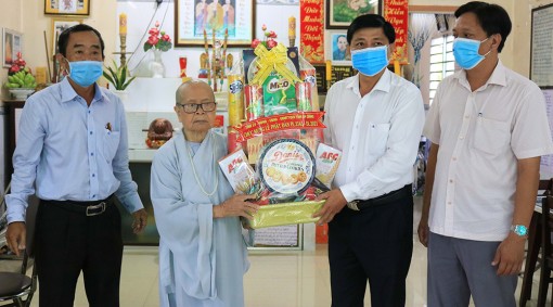 Thăm, tặng quà Ni trưởng Thích nữ Diệu Thông nhân Đại lễ Phật đản