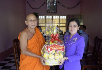 Bí thư Huyện ủy Châu Thành Đinh Thị Việt Huỳnh thăm, chúc mừng Đại lễ Phật đản tại chùa Sérey Meang Kol Sakor