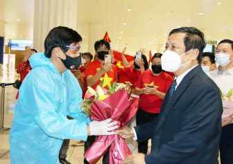 Đại sứ đặc mệnh toàn quyền Việt Nam tại UAE chào mừng ĐT Việt Nam sang thi đấu