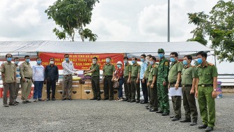 Công an tỉnh An Giang hỗ trợ vật tư phòng, chống dịch bệnh COVID - 19 cho Hội Khmer – Việt Nam tại tỉnh KanDal
